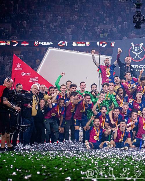 巴萨全队泡澡狂欢：18场不败创纪录+少赛一场力压皇马 弗里克荣登神坛